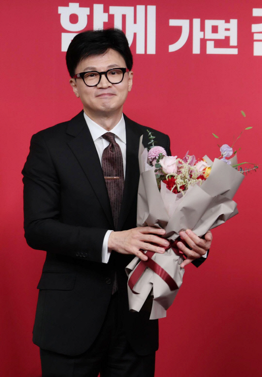 한동훈 국민의힘 비상대책위원장이 26일 여의도 당사에서 열린 취임식에서 꽃다발을 받고 있다. 공동취재=연합뉴스.